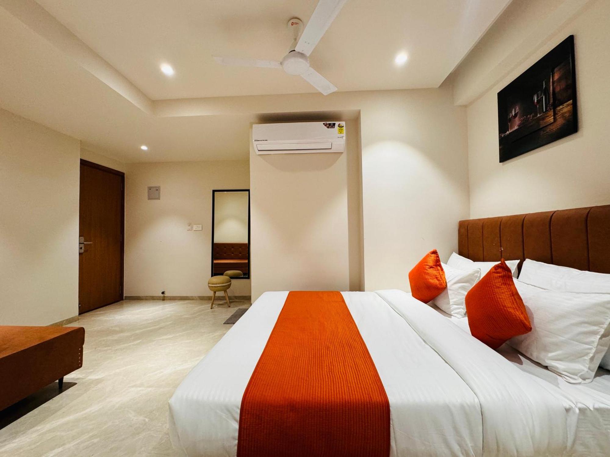 Hotel Rudhav Palace Ujjain Exteriör bild