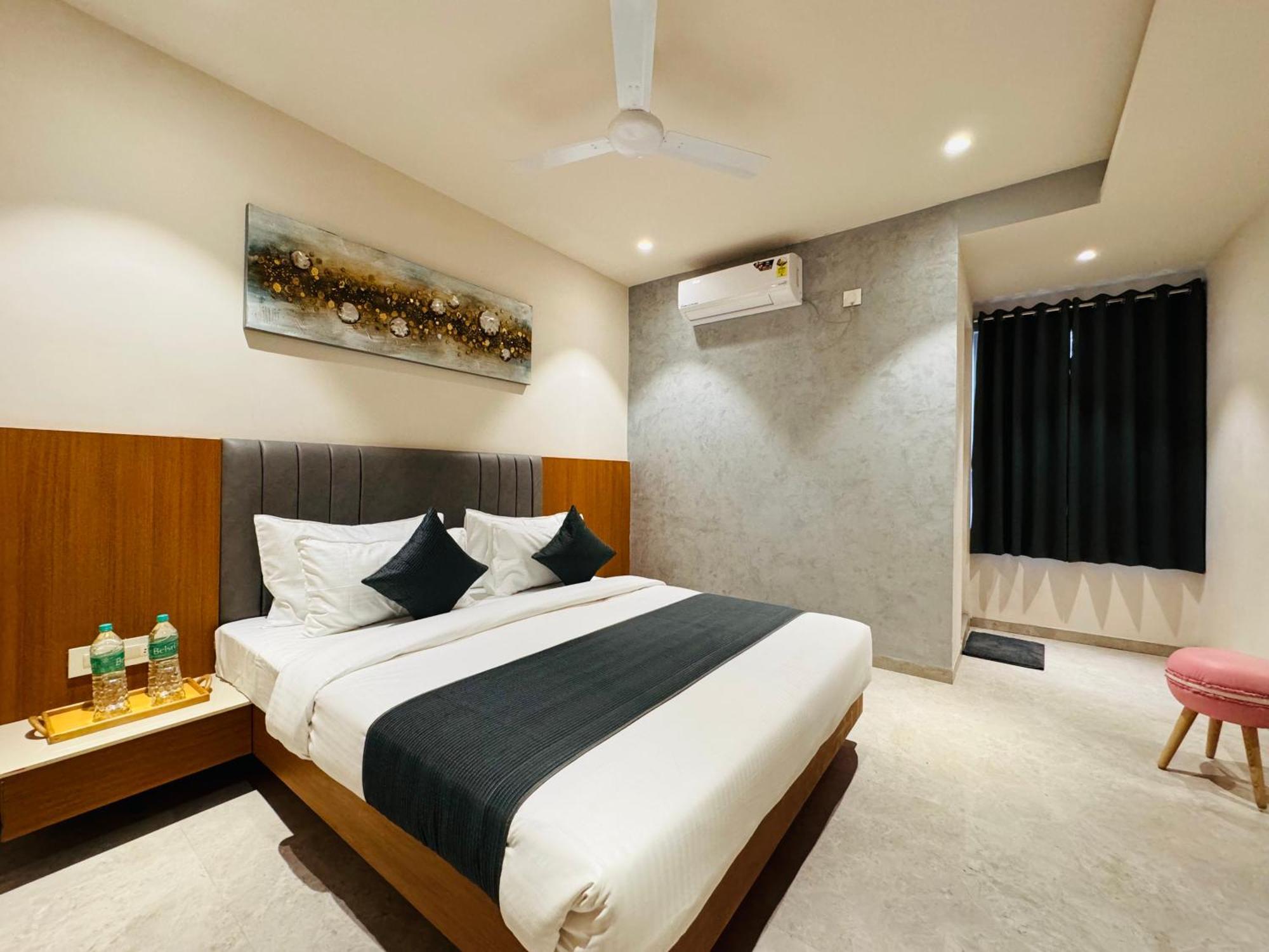 Hotel Rudhav Palace Ujjain Exteriör bild